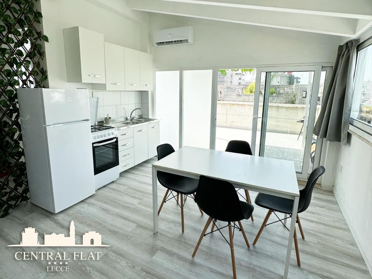 Lecce Central Flat - Attico Con Patio E Parcheggio Privato Apartment Bagian luar foto