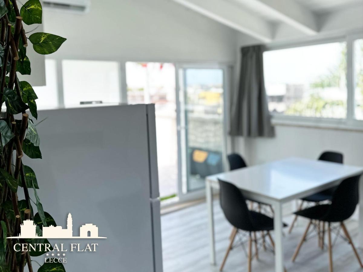 Lecce Central Flat - Attico Con Patio E Parcheggio Privato Apartment Bagian luar foto