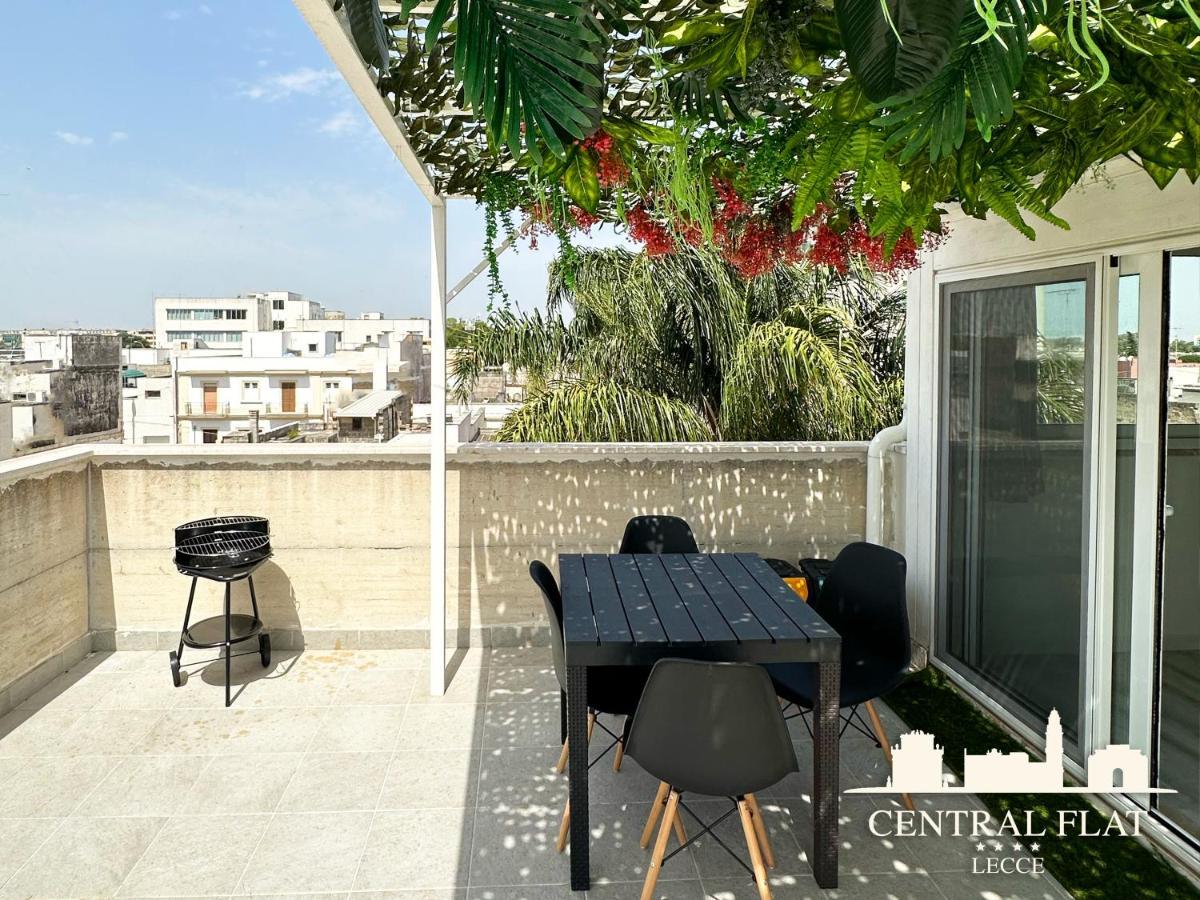 Lecce Central Flat - Attico Con Patio E Parcheggio Privato Apartment Bagian luar foto