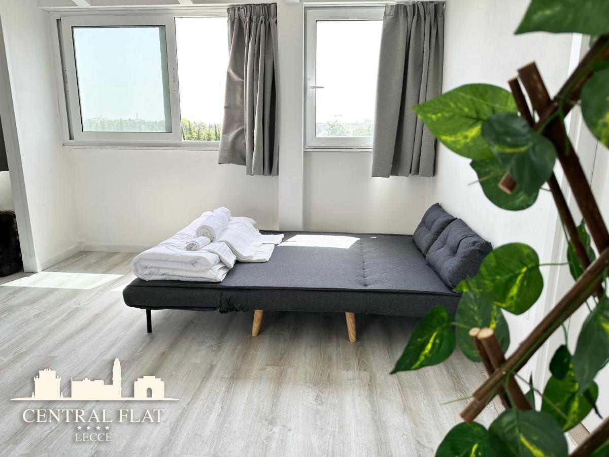 Lecce Central Flat - Attico Con Patio E Parcheggio Privato Apartment Bagian luar foto