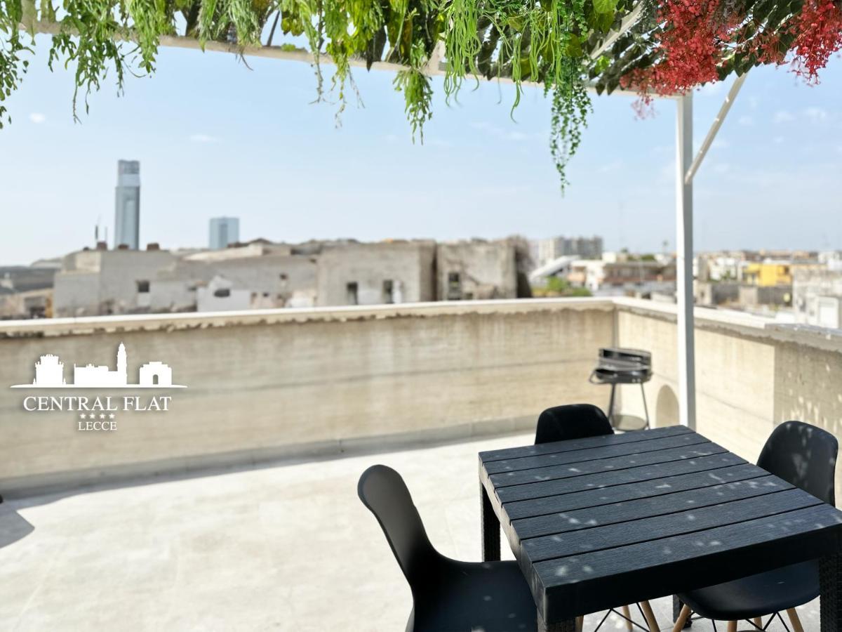 Lecce Central Flat - Attico Con Patio E Parcheggio Privato Apartment Bagian luar foto